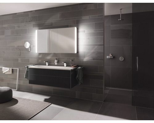 Badezimmer mit Waschtisch, Spiegelschrank und Dusche