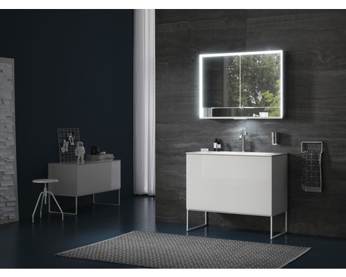 Salle de bains avec meuble-lavabo, armoire de toilette éclairée et armoire d''appoint