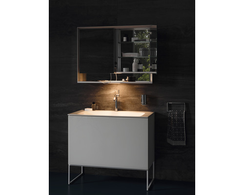 Modernes Badezimmer mit Waschbeckenunterschrank, Armatur und Spiegelschrank