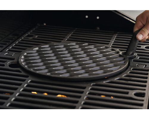 Grille de barbecue avec insert rond sur un barbecue