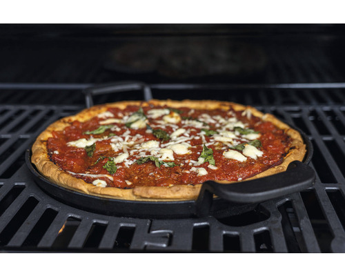 Pizza sur plaque de grill avec tomates, fromage et basilic