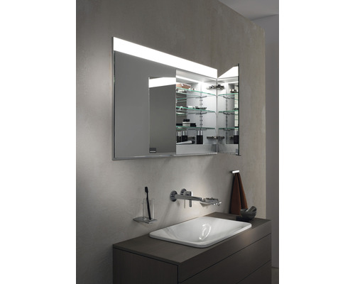 Salle de bains moderne avec armoire de toilette, lavabo et robinet