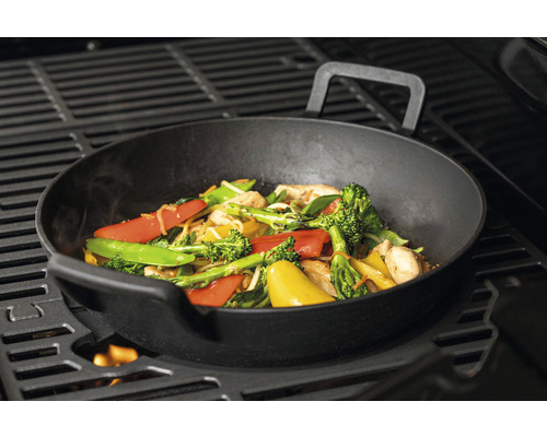 Wok auf Grill mit Gemüse und Nudeln