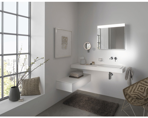 Salle de bains lumineuse avec lavabo, miroir et fenêtre pour une atmosphère conviviale