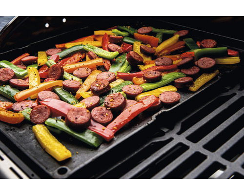 Wurst und Paprika auf einer Grillplatte