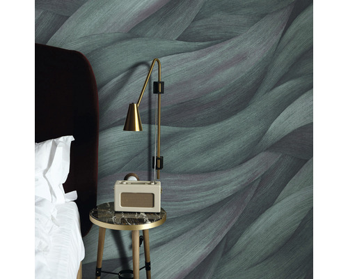 Chambre avec papier peint à motifs, table de chevet et lampe