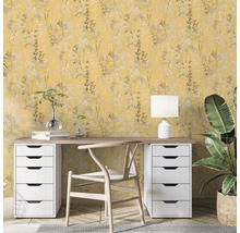 Scène avec un plan de travail et un papier peint fleuri jaune