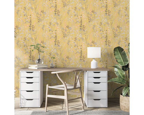 Scène avec un plan de travail et un papier peint fleuri jaune