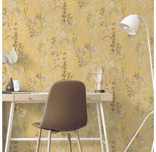 Scène avec bureau, chaise et papier peint floral dans le bureau