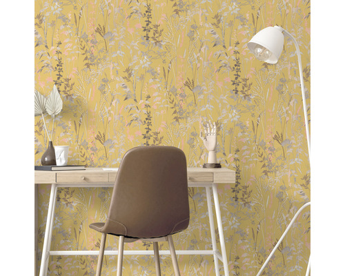 Scène avec bureau, chaise et papier peint floral dans le bureau