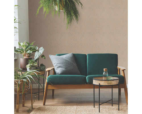 Wohnzimmer mit grünem Sofa, Pflanzen und Dekoration