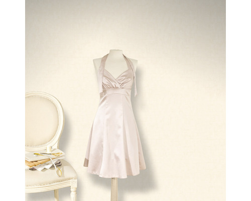 Robe à col licou sur un mannequin à côté d''une chaise