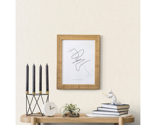 Décoration avec bougies, image, horloge, plante et livres sur une table