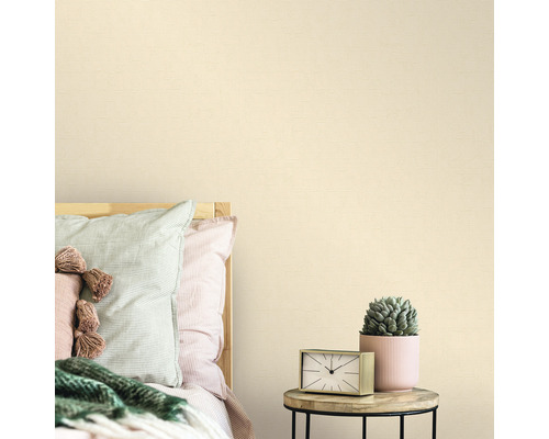 Chambre à coucher avec lit, table de chevet et papier peint textile au mur