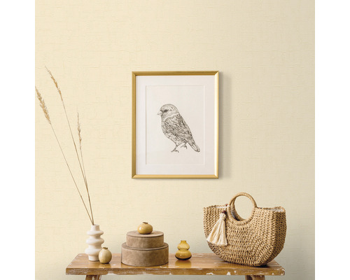 Scène avec table, décoration et un dessin d''oiseau encadré