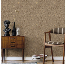 Vue d''une pièce avec papier peint à motifs marron, commode et chaise en bois