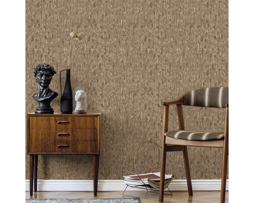 Vue d''une pièce avec papier peint à motifs marron, commode et chaise en bois