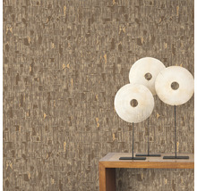 Gros plan d''un mur avec un papier peint à motifs marron et des objets décoratifs sur une table en bois