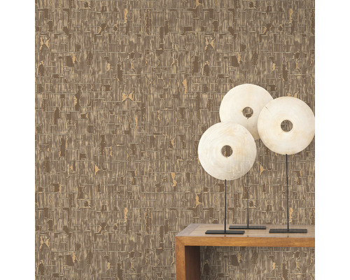 Gros plan d''un mur avec un papier peint à motifs marron et des objets décoratifs sur une table en bois