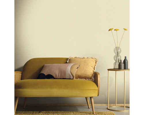 Wohnzimmer mit gelbem Sofa, Kissen, Beistelltisch und Vase