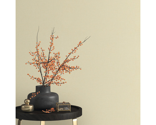 Dekorative Anordnung mit Vase, Zweigen und Schmuckkästchen auf einem Tisch.