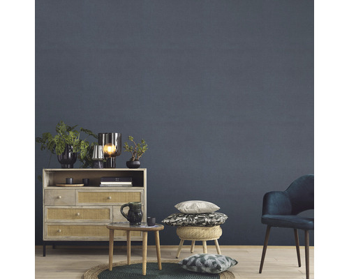 Wohnzimmer mit Kommode, Tisch, Stuhl und Dekoration