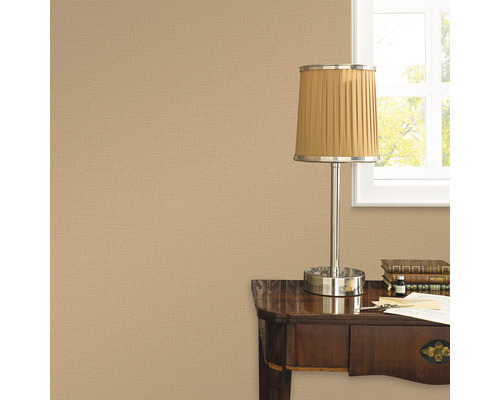 Gros plan d''un papier peint textile beige dans un bureau avec lampe de table et bureau