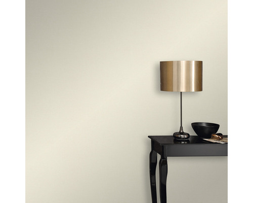 Wandgestaltung mit Tisch und Lampe.