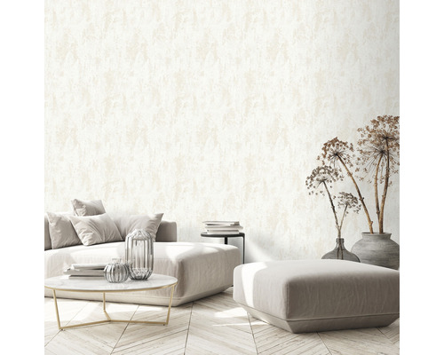 Wohnzimmer mit einer Wandtapete mit Putzstruktur, Sofa, Tisch und Dekoration