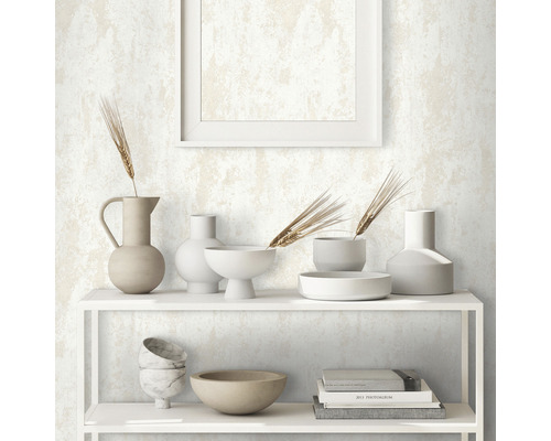 Regal mit Dekorationsgegenständen vor einer gemusterten Tapete