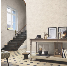 Beispiel eines Flurs mit Treppe, Tisch und Dekorationsgegenständen, Tapete mit Muster