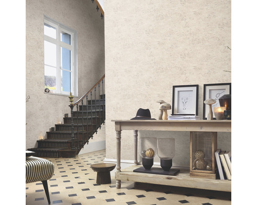 Beispiel eines Flurs mit Treppe, Tisch und Dekorationsgegenständen, Tapete mit Muster