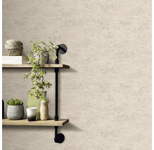 Tapete mit Steinmuster und Regal mit Dekoration