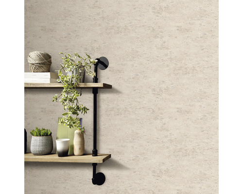 Tapete mit Steinmuster und Regal mit Dekoration