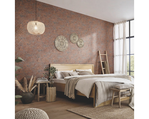 Chambre à coucher avec lit double, table d''appoint, tabouret, échelle et décoration
