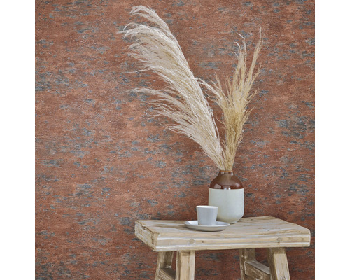 Décoration murale rustique avec papier peint, vase et décoration sur tabouret en bois