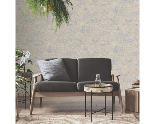 Salon avec canapé et papier peint mural imitation pierre