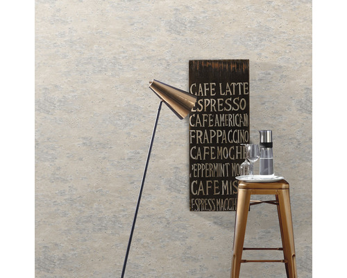 Intérieur avec papier peint à motifs, lampadaire et décoration