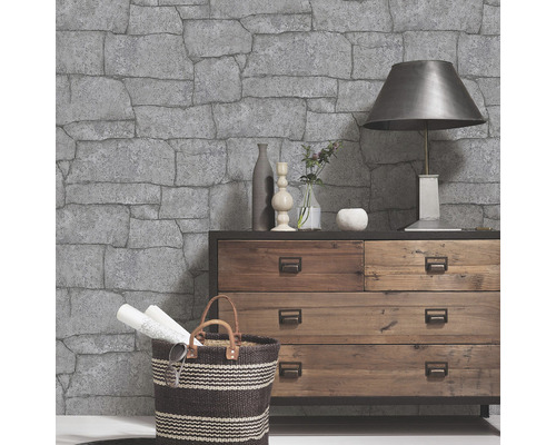 Salon avec papier peint en pierre et commode en bois