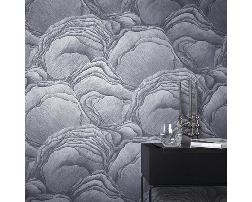 Nahaufnahme einer Tapete mit Felsformationen und einem Nachttisch