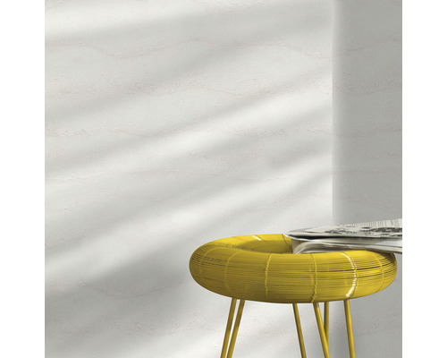 Table d''appoint jaune avec journal devant un mur