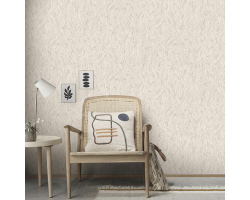 Papier peint texturé beige dans un salon avec une chaise et une table