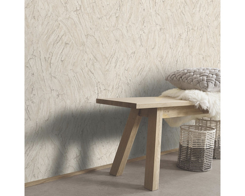 Scène avec papier peint à motifs, banc en bois et accessoires de décoration.