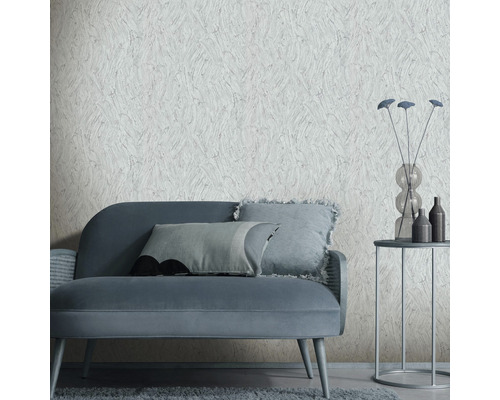 Dekorativer Wohnraum mit Couch, Tisch und gemusterter Tapete