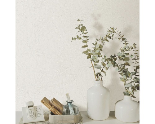 Nahaufnahme einer weißen Strukturtapete mit Telefon und dekorativen Vasen