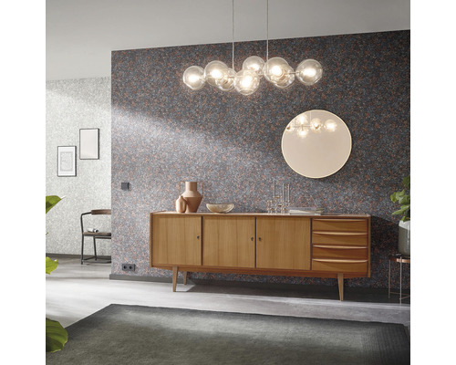 Wohnzimmer mit Kommode, Lampe und gemusterter Tapete