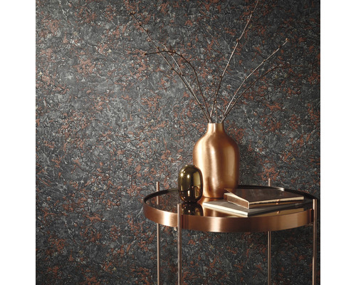 Tapete mit abstrakten Mustern hinter einem Tisch mit Vasen