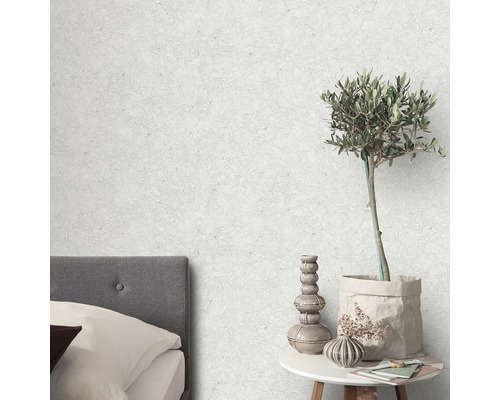 Szene mit Bett, Beistelltisch, Zimmerpflanze und Mustertapete