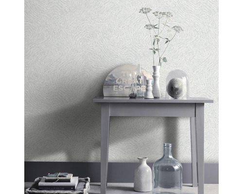 Tapete mit verschwommenem Muster im Wohnbereich mit Tisch und Dekoration