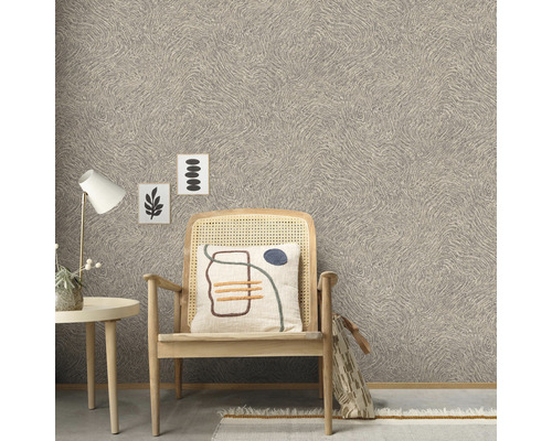 Beige gemusterte Tapete mit Sessel, Beistelltisch und Dekoration